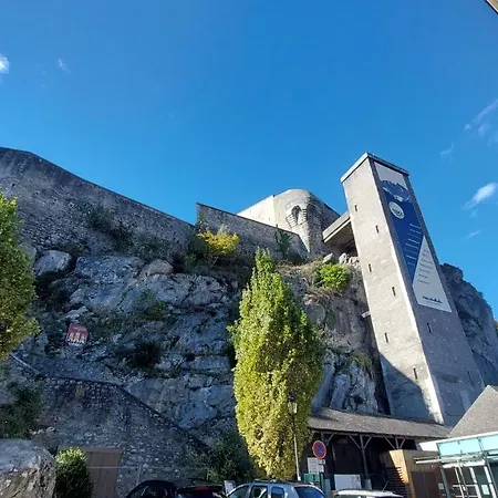 Meuble Au Pied Du Chateau